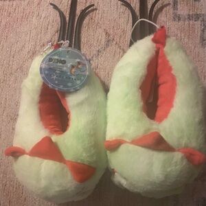 UNDER ONE SKY Boy's Tyler Dino Slippers Green and Red Dino Plush Slippers